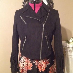 Cute fitted jacket with fringe.